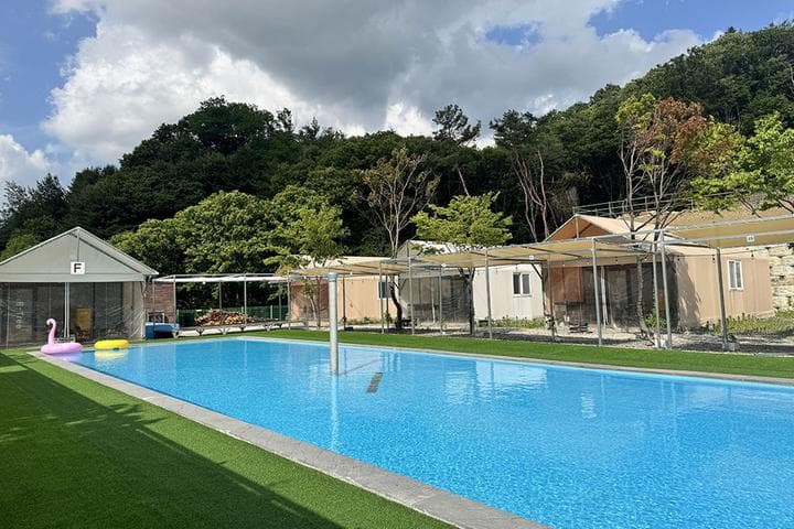 트리풀하우스 글램핑 풀빌라 수영장